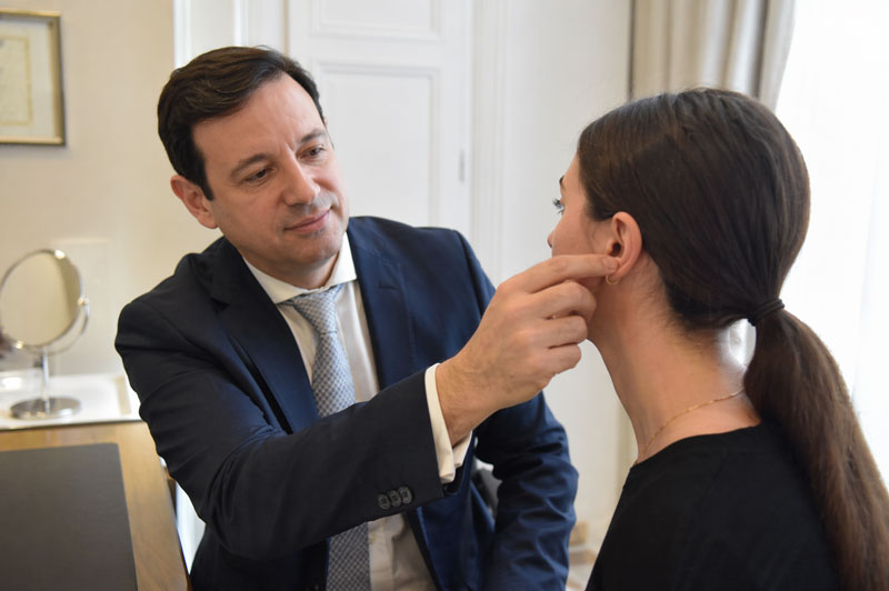 Consultation assessing ear size and facial proportions